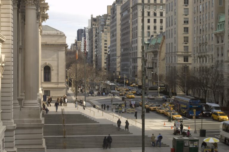 Manhattan’s marquee retail corridors hold most of the borough’s empty storefronts, newsletter argues, citing REBNY