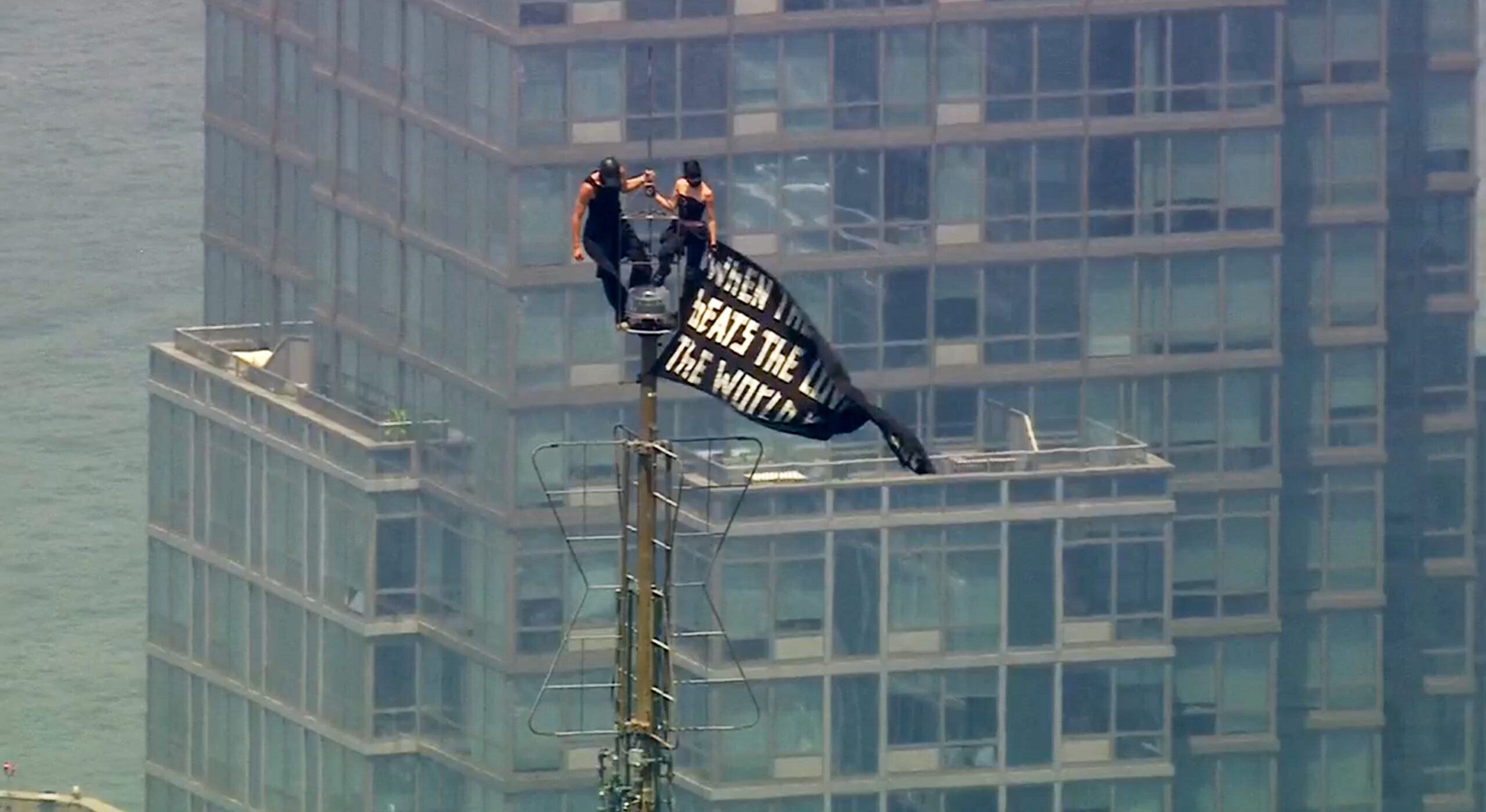 “I just can’t believe they made it through security”: masked couple climbed the Empire State Building’s antenna, got engaged, then calmly walked into custody